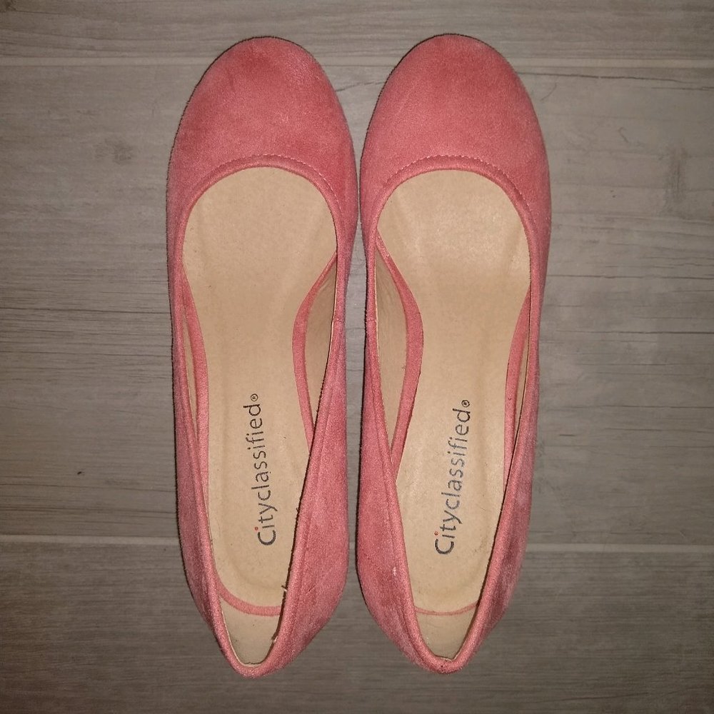 Adorable pink round toe pumps